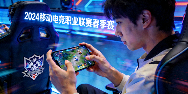2024移动电竞职业联赛春季赛比赛画面 - 选手在手机上激烈操作