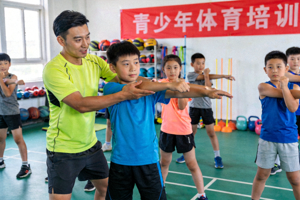 青少年体育培训活动现场 - 专业教练指导青少年进行体育训练
