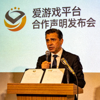 爱游戏平台首席执行官发表合作声明 - 企业领导人在新闻发布会上的形象