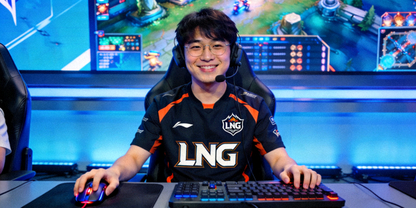 LNG战队选手Scout在比赛中露出自信微笑